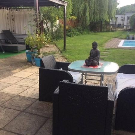Modern Bungalow With Private Swimming Pool Maidenhead Exterior photo